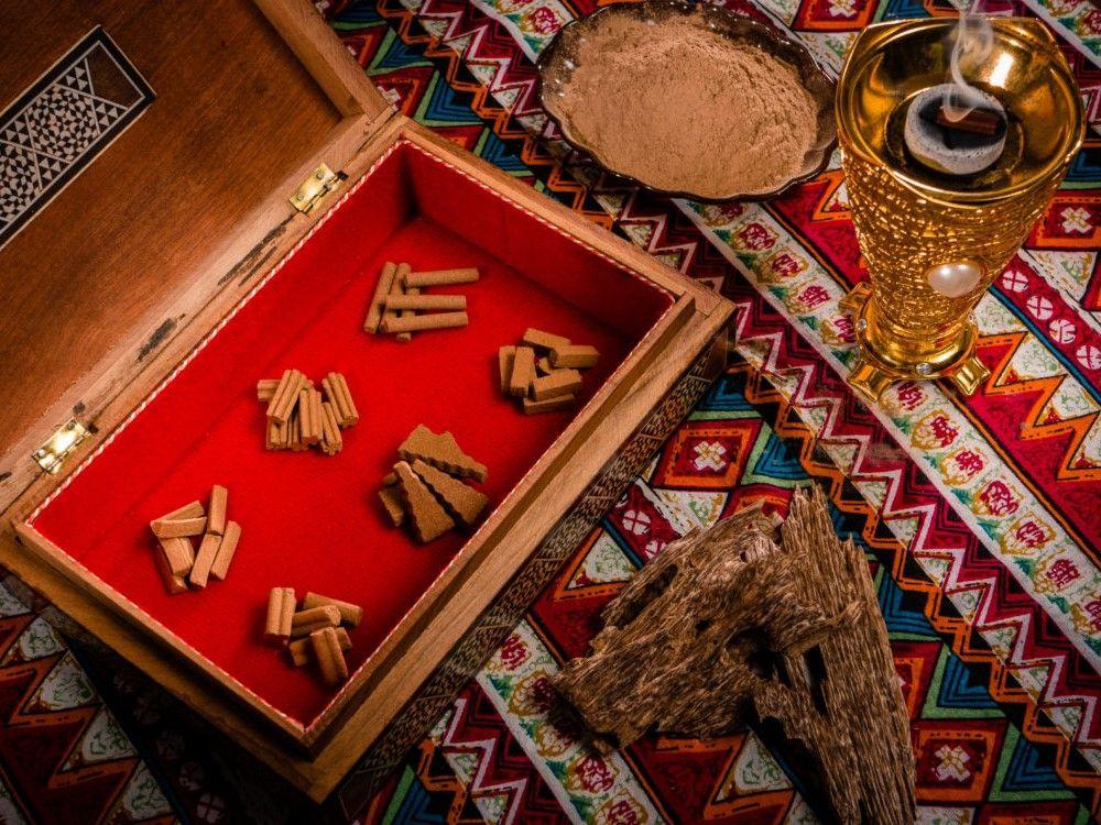 Scents of Tradition: Oud and Bakhoor
