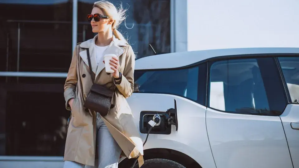 Week with a Luxury Electric Car in Dubai: The Practical Guide - 580x326