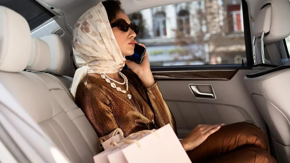 Porsche 911 vs Lamborghini Huracán in Dubai: Which Sportcar Works for Every Day? - 580x326