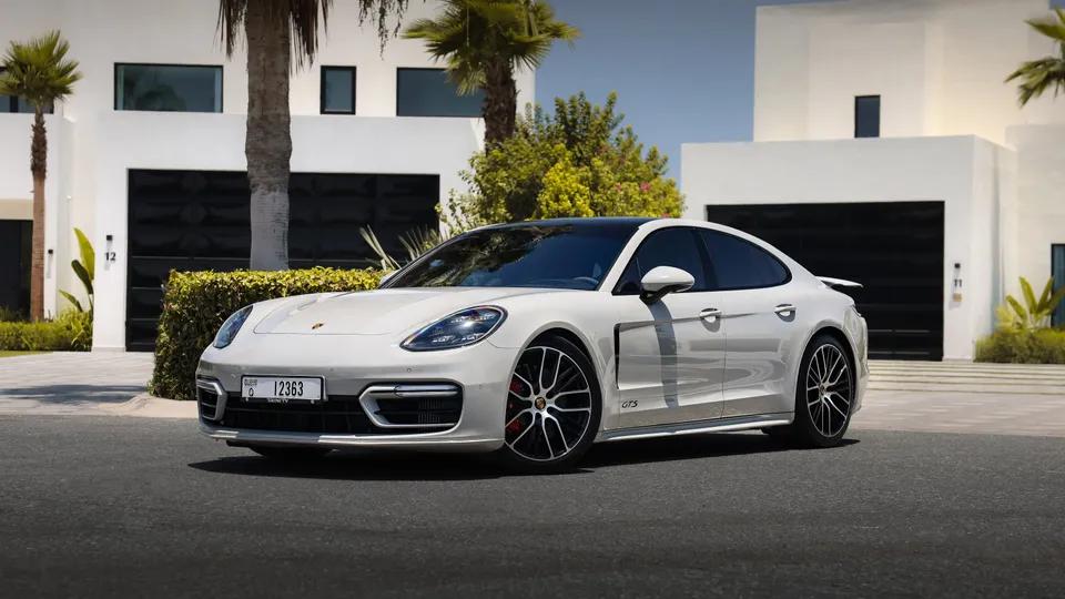 Porsche Panamera GTS - 885x460