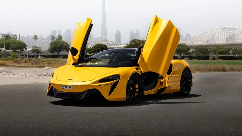 McLaren Artura - 885x460