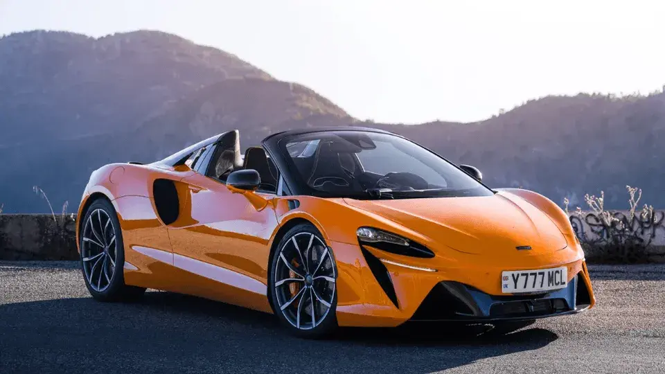 McLaren Artura Review - 580x326