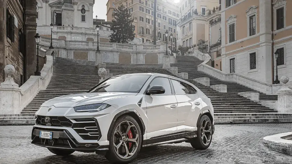 Lamborghini Urus Luxury SUV Review - 580x326