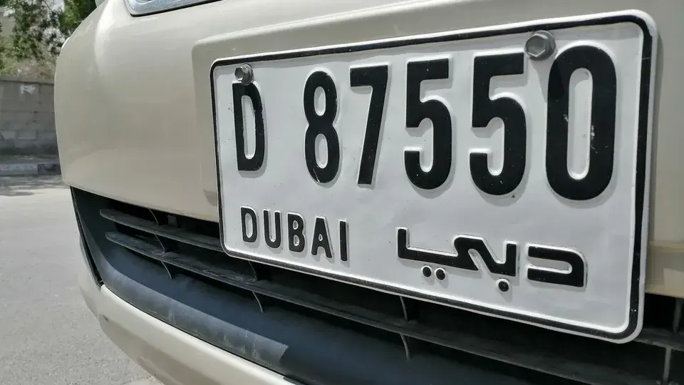 UAE Number Plates Explained: Types, Costs, Colors & How They Work - 580x326